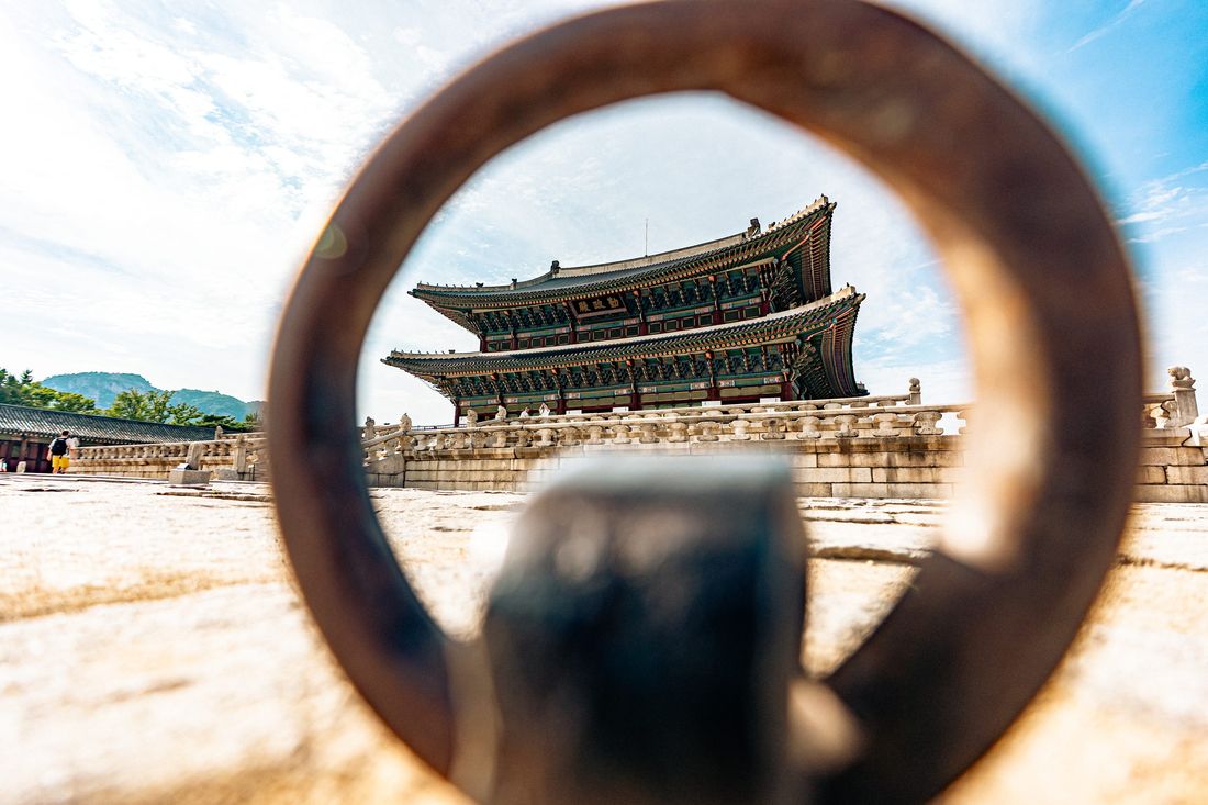 쇠고리 사이로 보이는 근정전